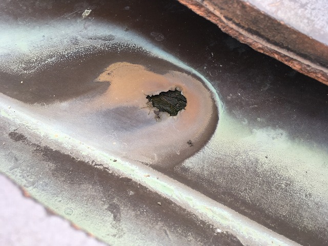 腐食した谷板金の破れ
